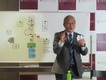 独自に工夫した日本語教材模型を手に講演する江副さん.jpg